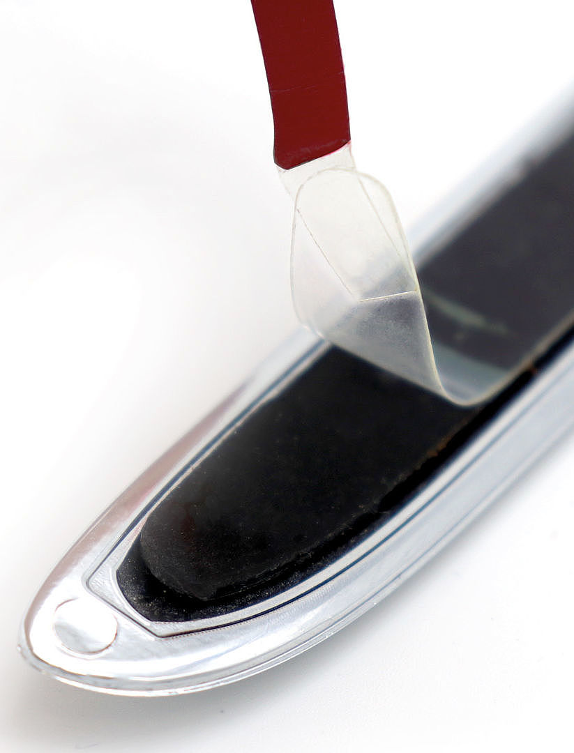 Aufgeklebte Anfasslasche