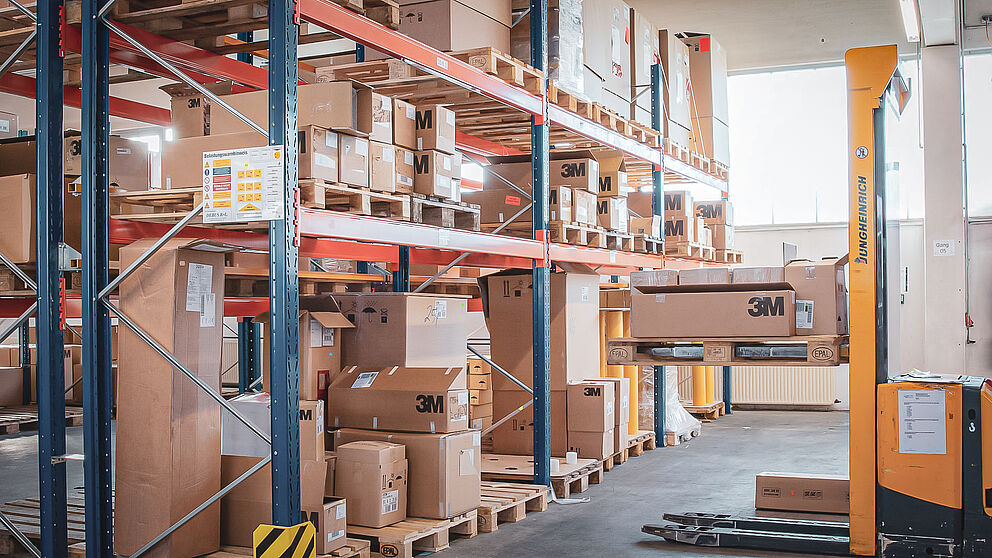 Warehouse logistics specialist